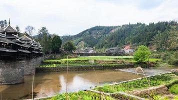 canal de agua y puente de viento y lluvia de chengyang foto