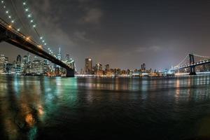 vista nocturna de manhattan desde brooklyn foto