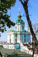 iglesia de san andrés en la ciudad de kiev foto