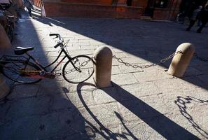 bicicleta en plaza urbana en bolonia, italia foto