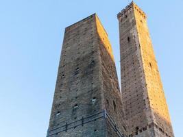 dos torres debido a torri y cielo azul en bolonia foto