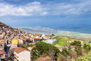 vista anterior de aidone comuna en sicilia en primavera foto