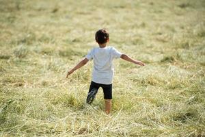 niños en el campo de trigo foto