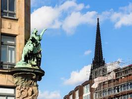 escultura al aire libre y campanario de la iglesia en hamburgo foto