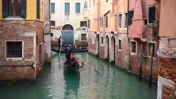 turista en italia paseo en góndola en venecia video