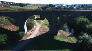 antenne visie van oud spoorweg brug, oud viaduct vorohta, Oekraïne video