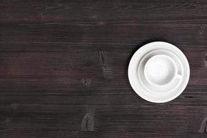 vista anterior de la taza con platillos en la mesa de color marrón oscuro foto