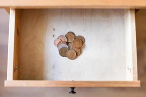 pila de monedas británicas en cajón abierto foto
