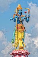 estatua de shiva en el fondo del cielo azul claro foto
