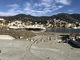 barcos destruidos por tormenta huracan en rapallo, italia foto