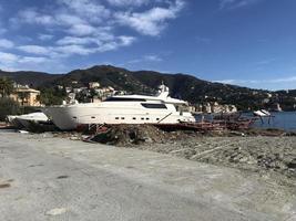 barcos destruidos por tormenta huracan en rapallo, italia foto