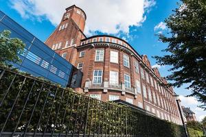 antiguo edificio de apartamentos de ladrillo en la ciudad de Hamburgo foto