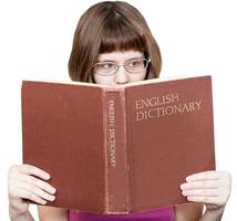 chica con gafas lee el libro del diccionario de inglés