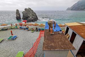 monterosso al mare, italia - 8 de junio de 2019 - el pintoresco pueblo de cinque terre italy está lleno de turistas foto