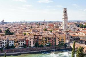 panorama con la ciudad de verona desde castel san pietro foto