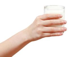 mano sujetando un vaso de leche aislado foto