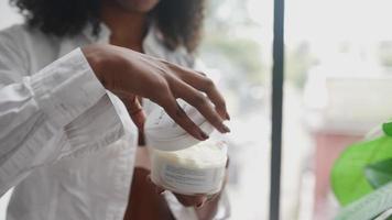 jovem negra mostra sua rotina de cuidados com a pele video