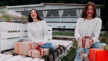 dulces chicas intercambian regalos al aire libre video