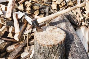 hacha de madera en cubierta para cortar leña foto