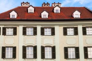 fachada de casa antigua en la plaza principal de bratislava foto