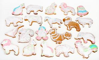 muchas figuras de navidad cookies sobre fondo blanco foto