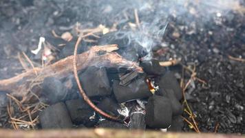 allumer un feu avec du charbon de bois video