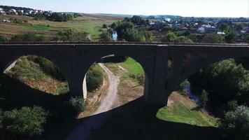 antenn se av gammal järnväg bro, gammal viadukt vorohta, ukraina video