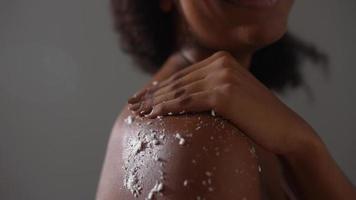 linda mulher negra mostra sua rotina de skincare video