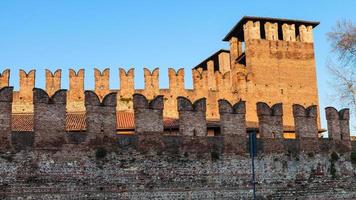 castelvecchio castel en la ciudad de verona al atardecer foto