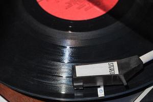 Vista anterior del disco de vinilo en el tocadiscos foto