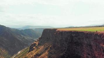 antenne zoom uit visie van dramatisch vallei landschap in lori provincie in Armenië. reizen bestemming in Kaukasus video