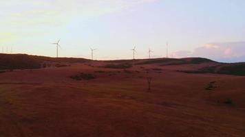 Luftbild fünf Windturbinen, die auf der grünen Wiese mit schönem Himmelshintergrundpanorama stehen. Konzepthintergrund für erneuerbare Energien kopieren und einfügen video