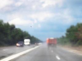 parabrisas sucio durante la conducción del coche bajo la lluvia foto