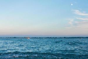cielo azul de la tarde sobre la cuenca de san marco en venecia foto