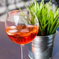 bebida de cóctel spritz con hielo en la mesa foto