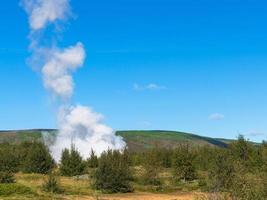 erupción en el valle del géiser haukadalur en islandia foto