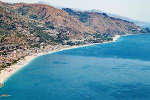 letojanni ciudad turística de la costa del mar jónico foto