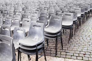 muchas viejas sillas de plástico vacías en la plaza urbana foto