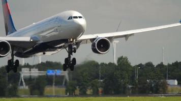 Amsterdam, Niederlande 26. Juli 2017 - Delta Airlines Airbus 330 N810NW landet auf der Landebahn 18r Polderbaan. flughafen shiphol, amsterdam, holland video