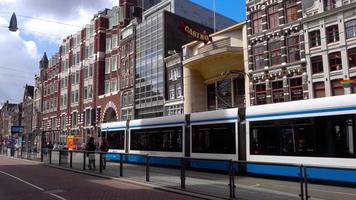 Amsterdam, de Nederland juli 28, 2017 - straat tafereel met modern tram in Amsterdam, tram is snelste manier naar krijgen in en in de omgeving van de stad centrum video