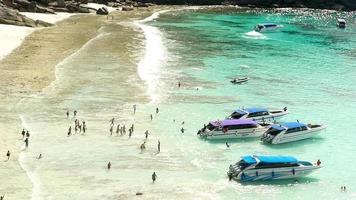 superiore Visualizza, turisti siamo in attesa per il barca su il costa. turista stagione. turismo e viaggio concetto. similan isole nel Tailandia video