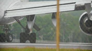 stänga upp kugghjul och motorer bred kropp flygplan på Start bana innan avresa från phuket flygplats video