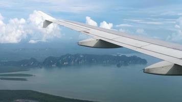 vista desde la ventana del avión al panorama del paisaje marino de las islas tropicales. concepto de turismo y viajes video