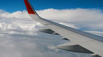 flygplansvinge på himlen och moln på rörelse, utsikt från flygplanskabin video