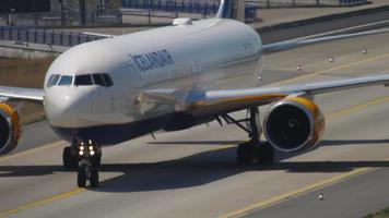 frankfurt am main, alemanha 19 de julho de 2017 - boeing 767 of islandair taxiing at frankfurt, alemanha. icelandair companhia aérea islandesa. conceito de turismo e viagens, voo aéreo video