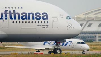 frankfurt am main, alemania 19 de julio de 2017 - lufthansa airbus 380 d aimh nombró nueva york rodando para comenzar. fraport, frankfurt, alemania video