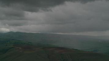 8k dicke geschichtete Sturmregenwolke nähert sich video