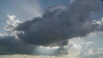 Nuage blanc 8k explosant dans le ciel bleu video