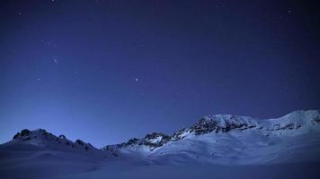 8 K övergång från starry natt till dag i snöig bergen på morgon- video