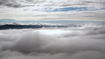 8k por encima de las nubes desde la cumbre de la montaña video